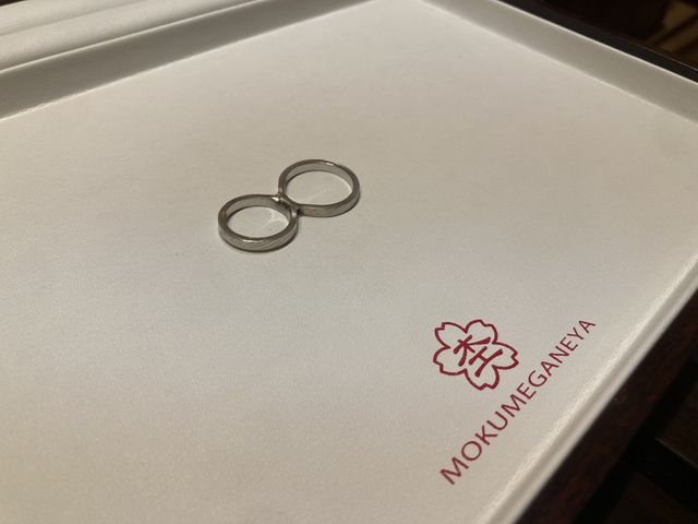 くっついている指輪を分かちあって完成します。