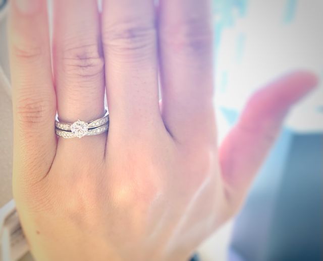婚約指輪と結婚指輪を重ね着けしています