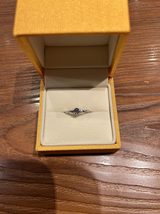 センターダイヤと大きさの違う2つのカラーダイヤをつけました。