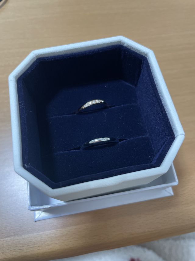 私はピンクゴールド(18金)、主人(手前)はプラチナ。