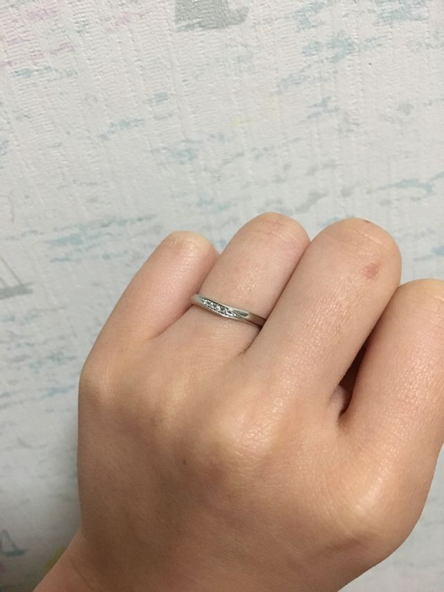 ウェーブしていて、ダイヤがキラキラしている