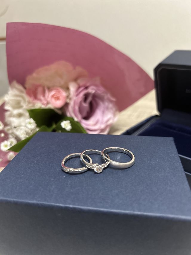 左から結婚指輪(妻)、婚約指輪、結婚指輪(旦那)です