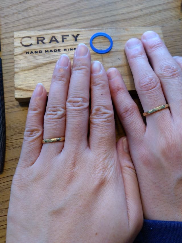 シンプルな結婚指輪にしました。形は手作りでした。