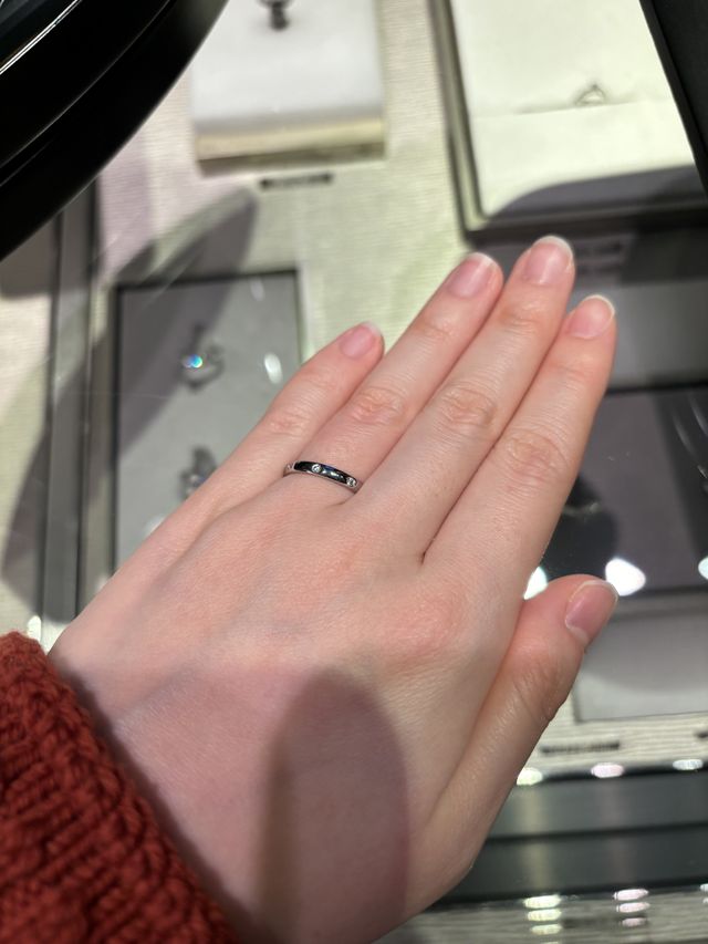 指輪の試着写真です。