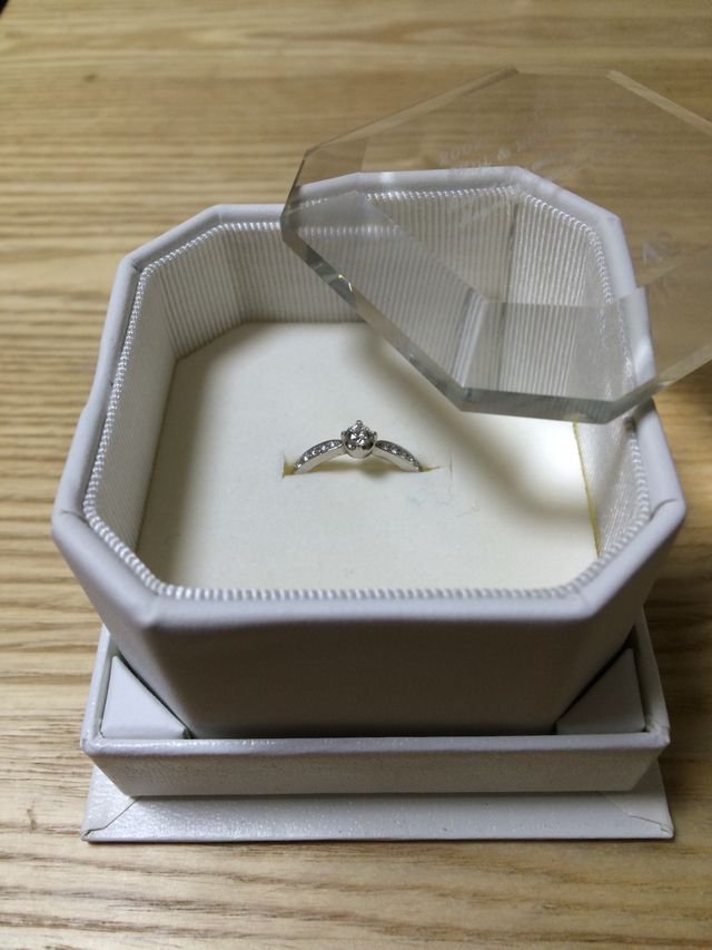 ケースもお気に入りの婚約指輪。