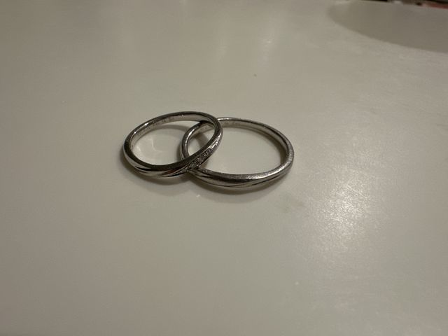 細めでシンプルダイヤながらに飾りで光に当たるときらきらです