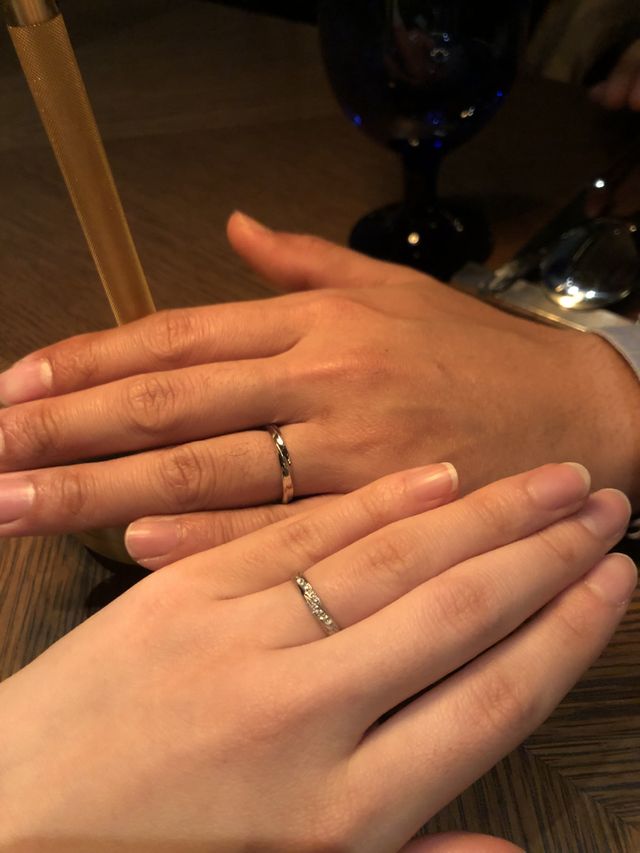 女性側はダイヤ入り、男性側はダイヤなしで曲線入りです