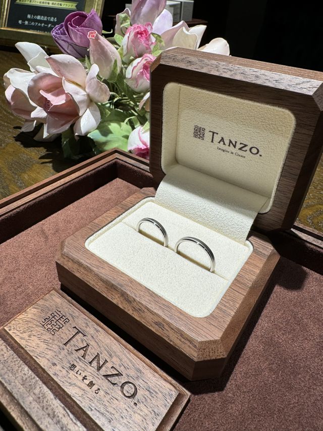 ハード鍛造でヘアライン加工をしています。