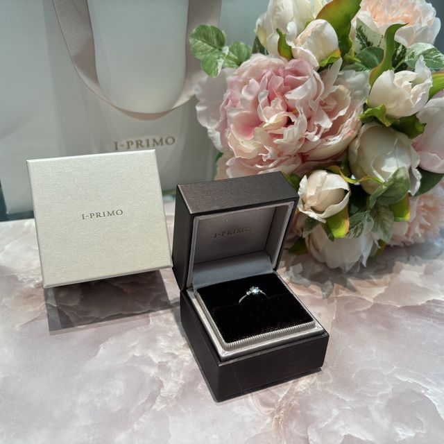 婚約指輪購入し受け取った際の写真です。