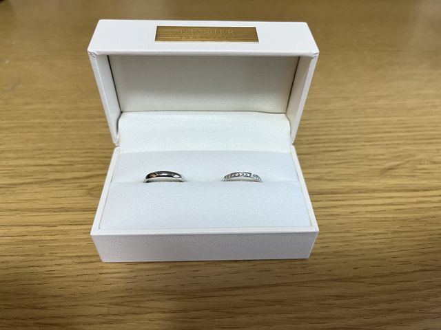 右側の指輪です。