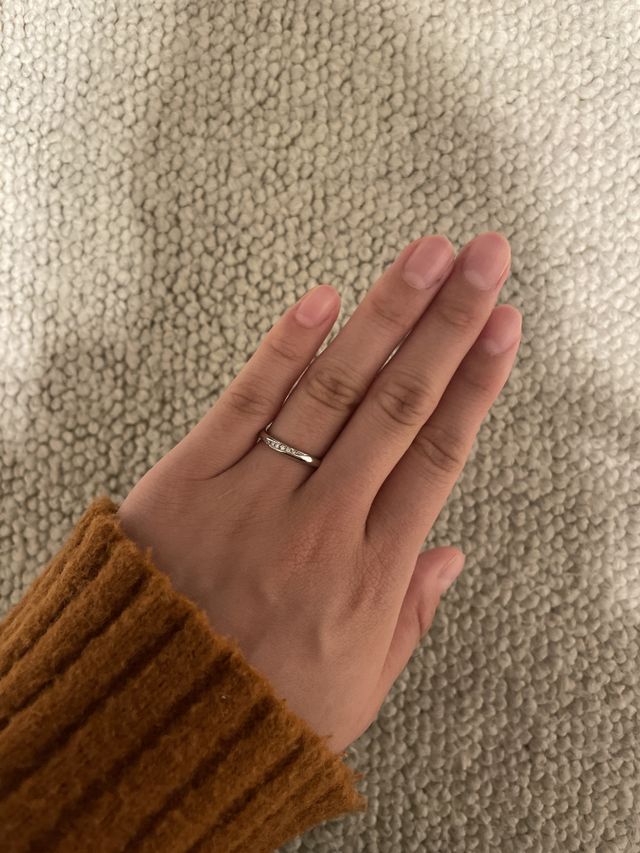 斜めにダイヤが入っているので、指が長く見えて気に入りました。