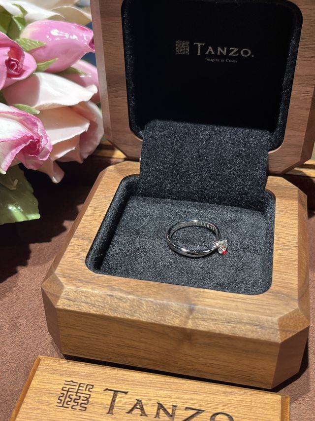 指輪の内側の刻印が見えるように撮った写真です。