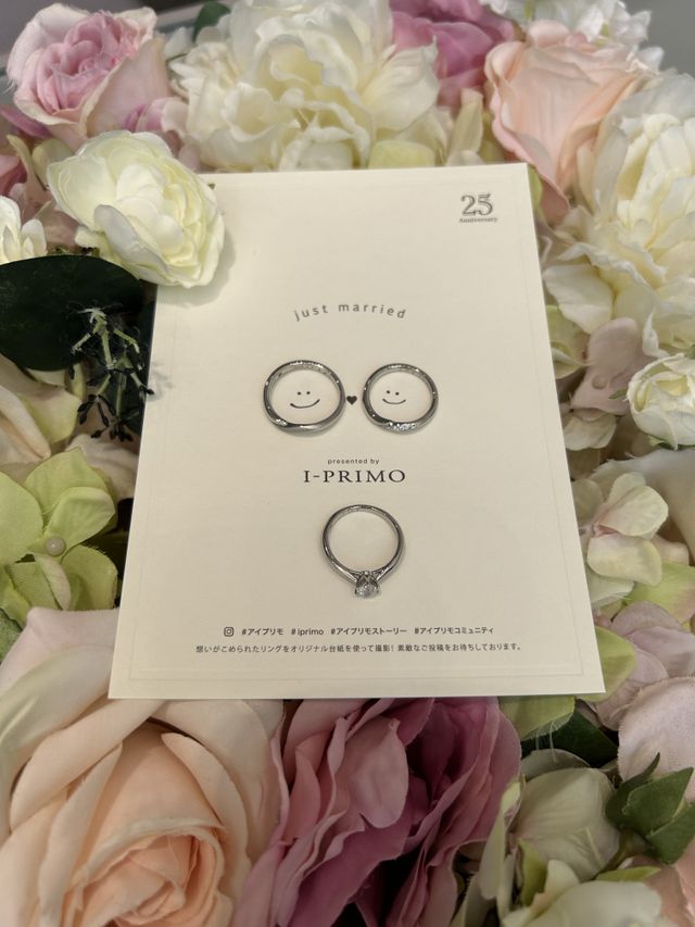 店舗からいただいたカードに指輪をのせて撮りました。