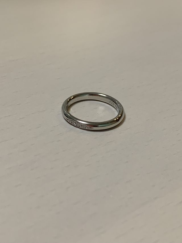 センターに３つのダイヤがついています。