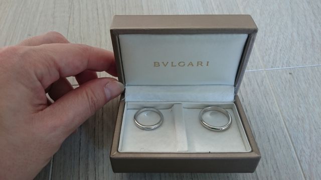 左の指輪が女性用で一粒ダイヤが埋め込まれていす。