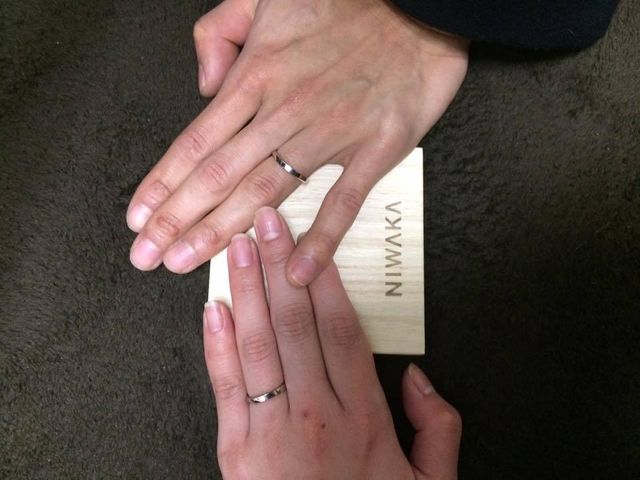 俄の指輪ケースの上で撮影しました。