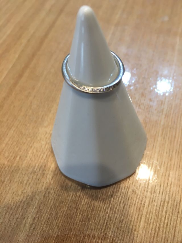 結婚指輪です。斜めにダイヤが入ってます。