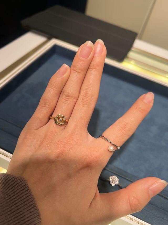 左手の薬指に指輪をつけています