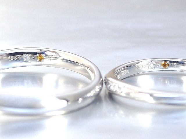 セミオーダーの結婚指輪です。
裏側に、お互いの誕生石を