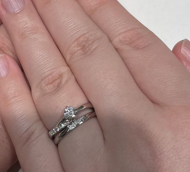 12号の婚約指輪と11号の結婚指輪を重ね付けしています。