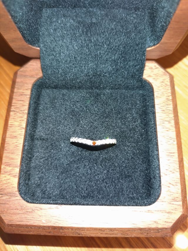 V字ハーフエタニティリング。センターの1石は好きな色です。