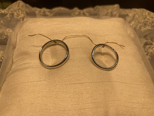 純金の糸を結んで仕上げる指輪