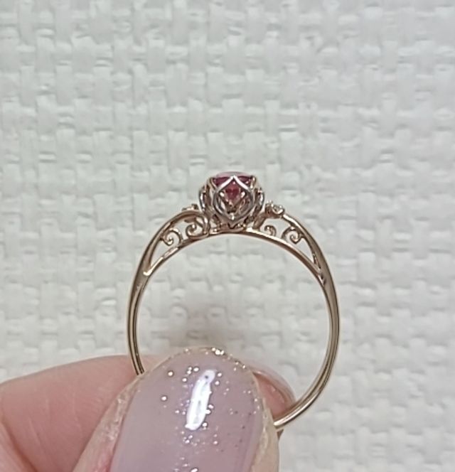 繊細だけど指に馴染むデザインです。