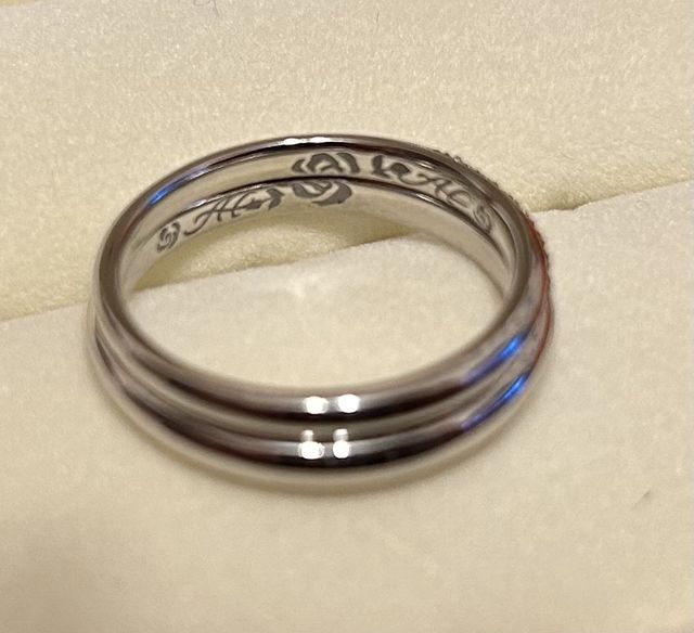 裏の刻印
思い出の薔薇モチーフとイニシャル