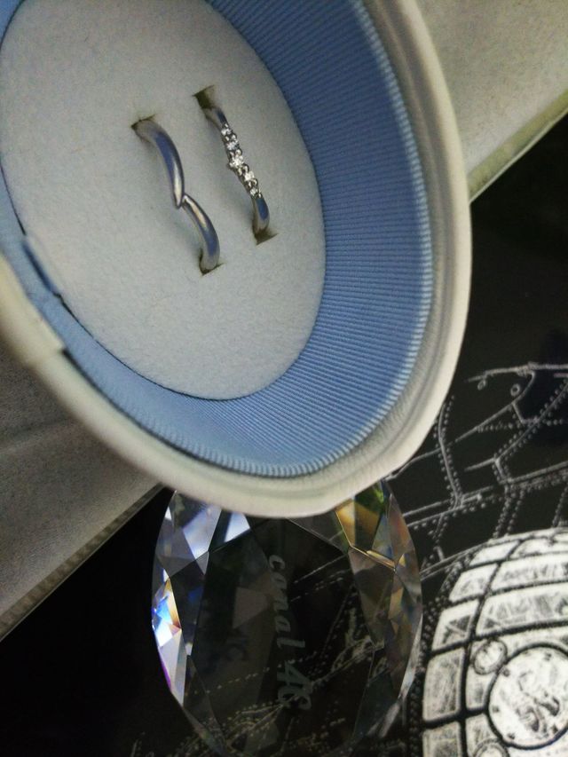 付属の箱にいれて写しました。ハートをモチーフにした指輪です。