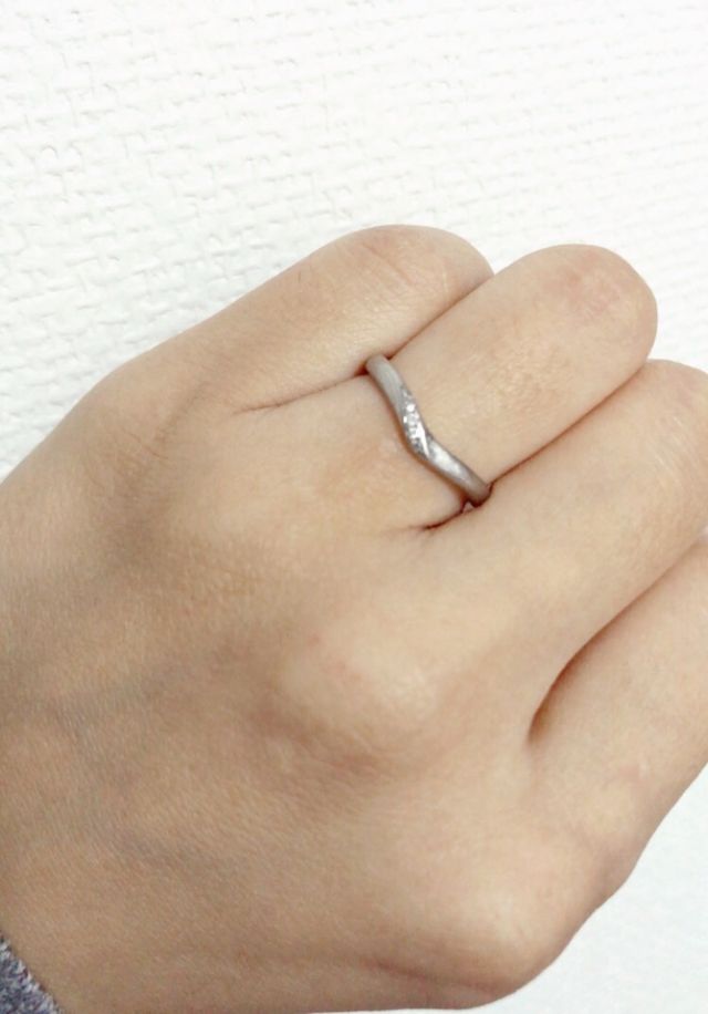 一目惚れしました。Ｖラインにダイヤが散りばめられています。