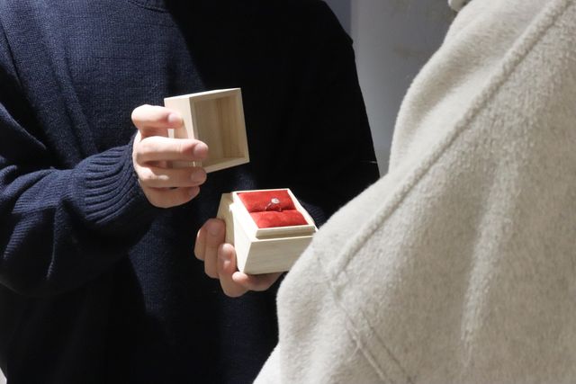 婚約指輪です。店舗で撮っていただきました。