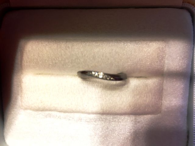 光って見えにくいですが、ダイアモンドが５つ埋め込まれてます