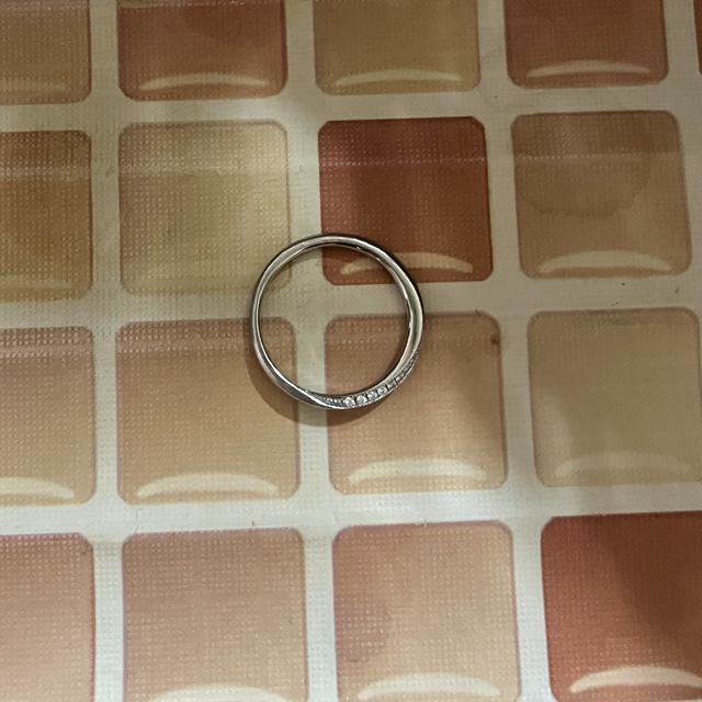 女性用の指輪です