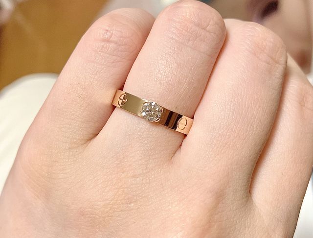 カルティエの1粒石の婚約指輪。
周りにはカルティエのマーク