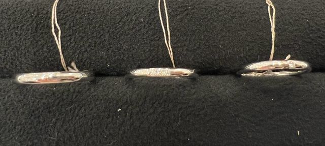 指輪は太めのストレートデザインです。