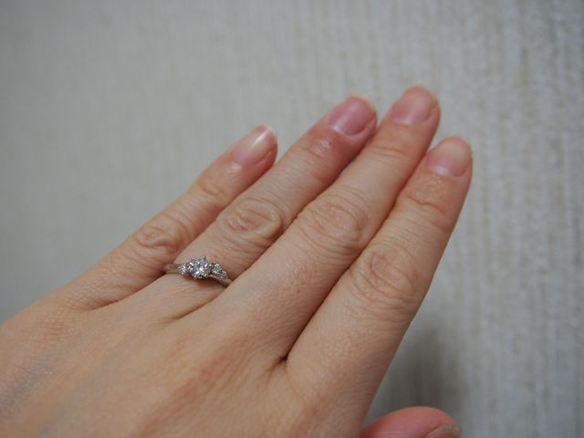 ウェーブラインが指をきれいに見れてくれるデザイン