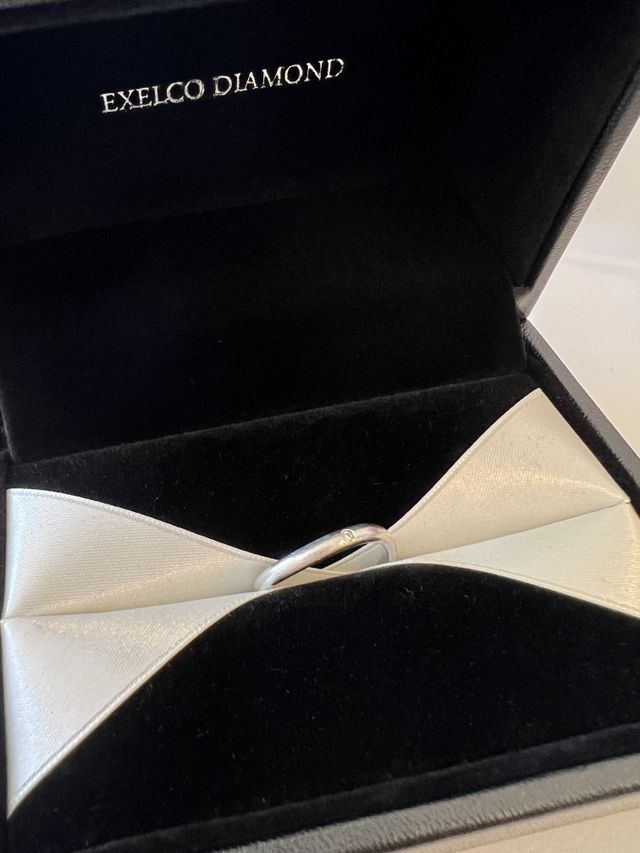 一石のダイヤモンドが入ったゆるやかなウェーブの指輪です。