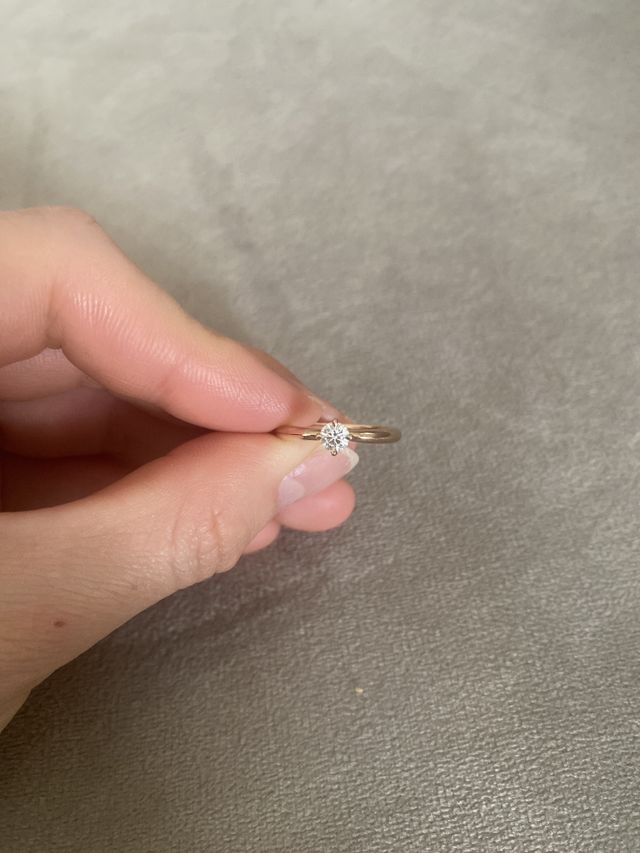 真ん中で絞るデザイン。指も綺麗に見えダイヤも大きく見える