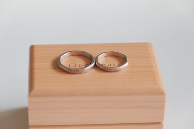 誕生石をそれぞれ内側と外側に、リングは一部素材を変えました。