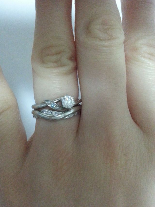 婚約指輪、結婚指輪の重ね着けです。