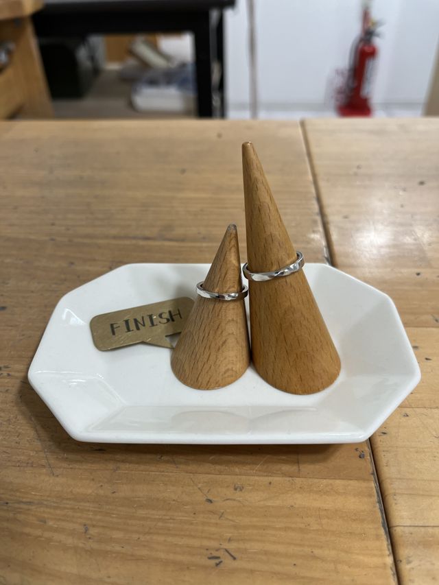 プラチナで2人全く同じ、ねじりを入れたデザインにしました。