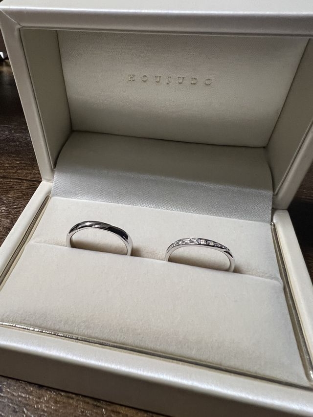 室内の暗めの光でも輝いてます。