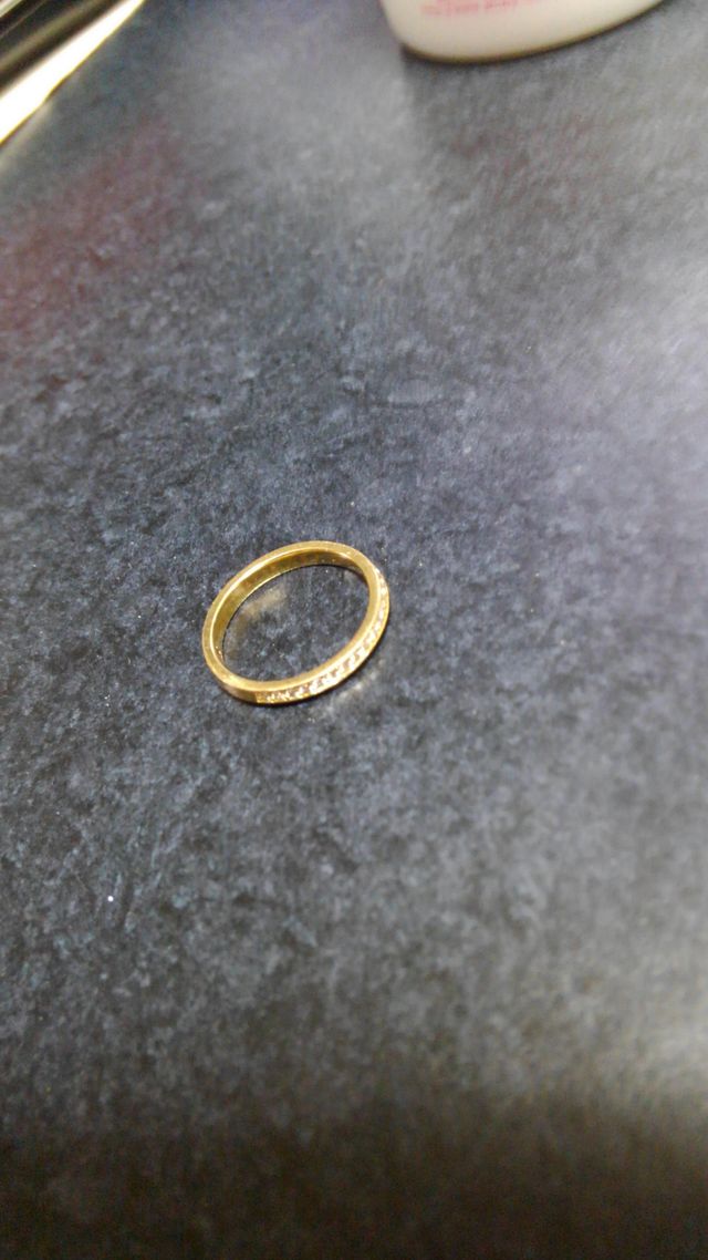 イエローゴールドでハーフエタニティです。