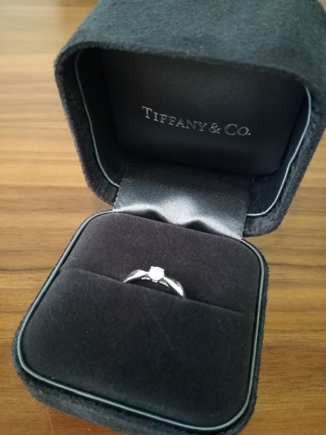 黒のハードケースにいれてもらえます