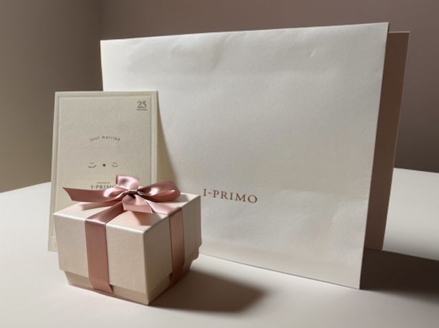 自宅にて撮影♡
箱も可愛いです！！（背景だけAIです）