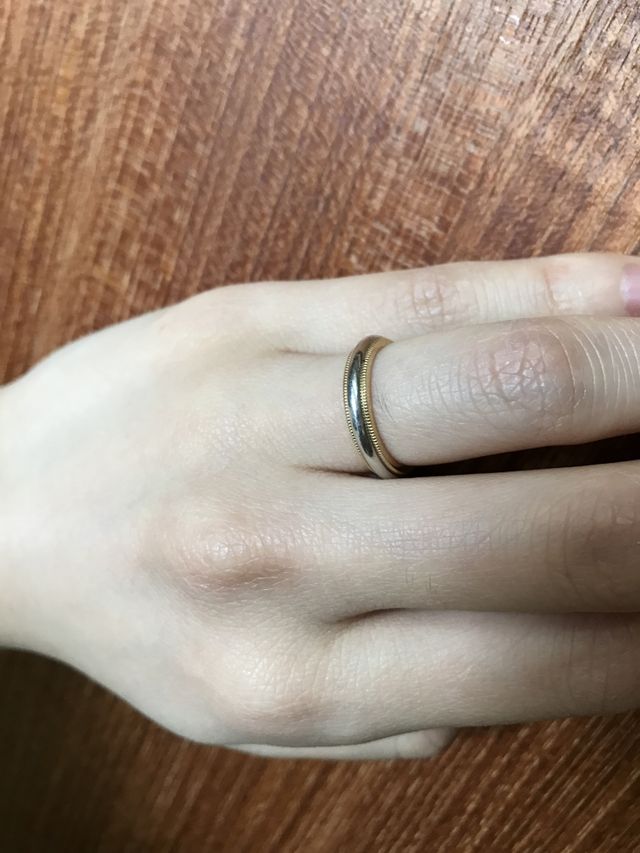 左手の薬指にはめて撮ってみました。