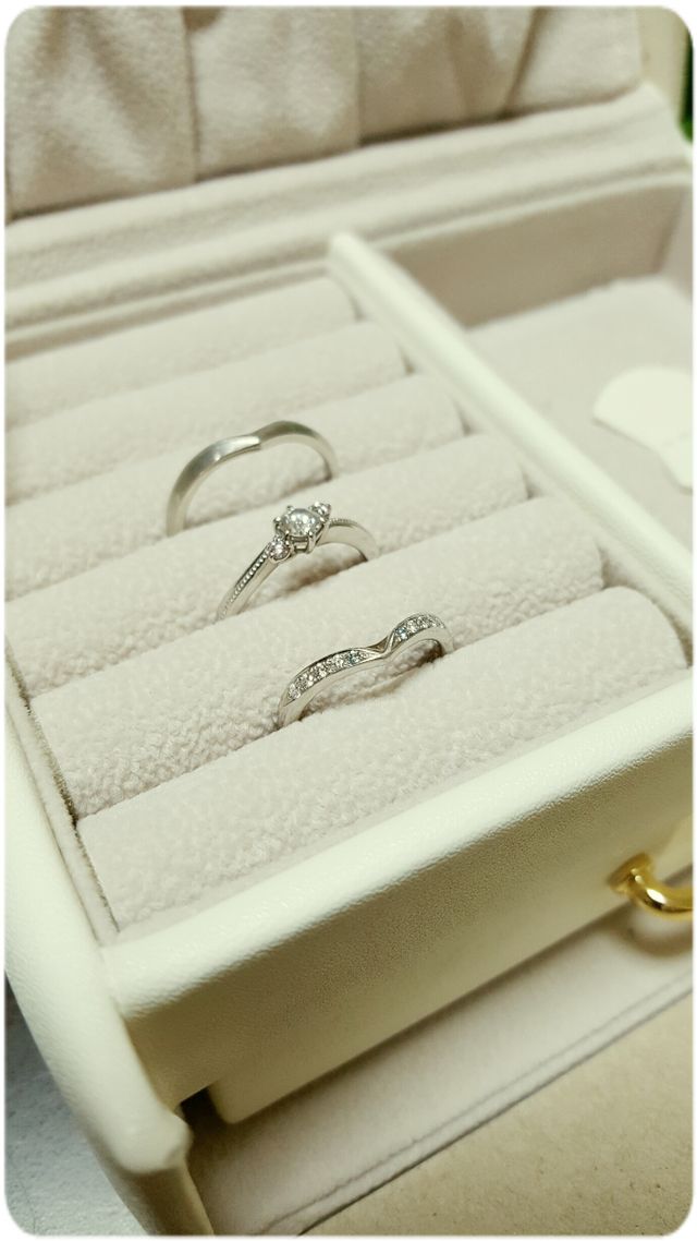 婚約･結婚指輪を合わせるとスッキリ纏まってお気に入りです。