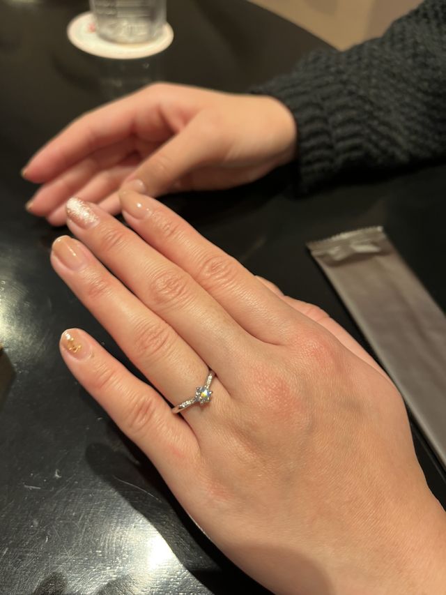 婚約指輪が完成し、受け取りした時のお写真です。
