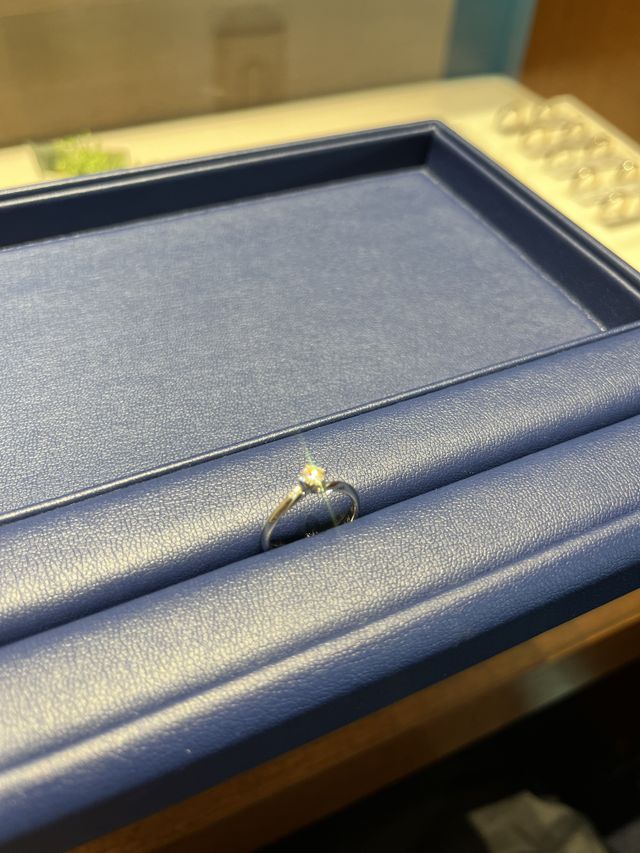 2人で一緒に決めた婚約指輪です。