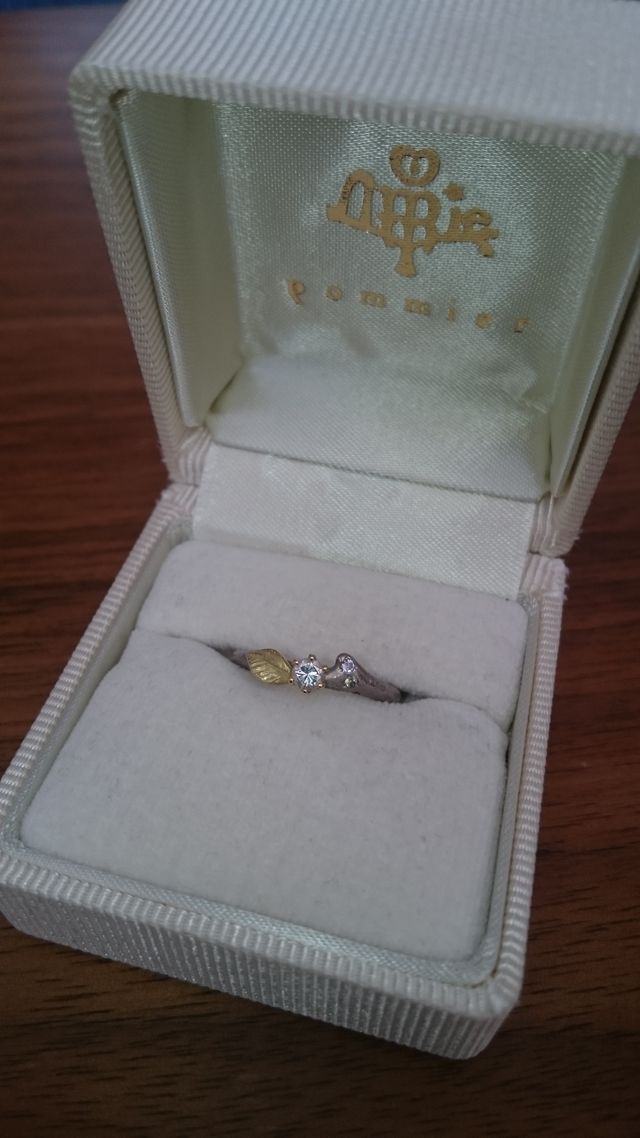 専用ケースと婚約指輪。ナチュラルな雰囲気です。